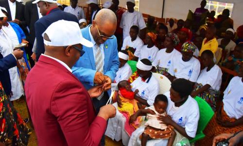 Dkt. Walter Kazadi Mulombo, Mwakilishi wa WHO nchini Burundi, ( wa pili kushoto) wakati wa uzinduzi wa wiki ya afya ya mama na mtoto mwaka 2019 nchini humo.