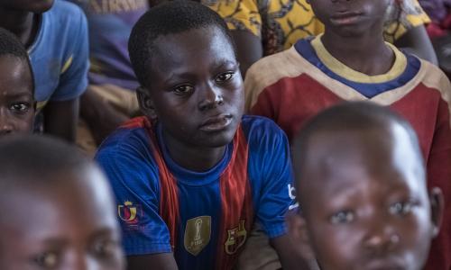 Jospin (katikati) mkimbizi wa ndani wakiwa kwenye darasa linaloendelshwa na Ujumbe wa Umoja wa Mataifa, CAR, MINUSCA.  Picha: UNICEF/UN0149422/Sokhin