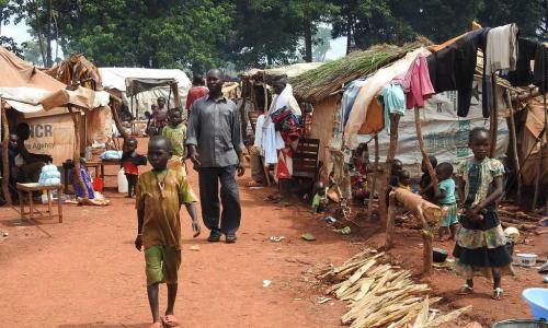 République centrafricaine: dans la préfecture de Haute Kotto, les personnes déplacées du site de PK3 tentent de donner au site une vie qui lui est propre. Certains vendent du bois ou de la farine de manioc et les enfants ont déjà organisé leurs aires de j