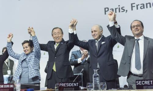 Le Secrétaire général Ban Ki-moon (deuxième à gauche); Christiana Figueres (à gauche), Secrétaire exécutive de la Convention cadre des Nations Unies sur les changements climatiques (CCNUCC); Laurent Fabius (deuxième à droite), Ministre français des affair