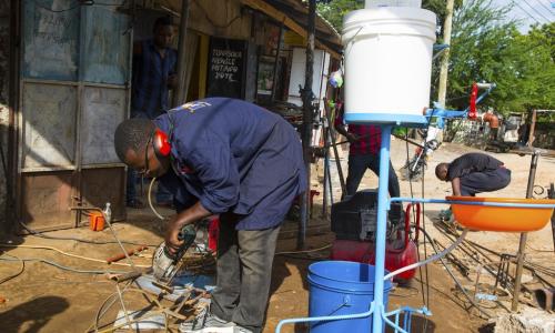 Kijana Tanzania atengeneza ndoo ya kunawa mikono bila kugusa koki wala sabuni.