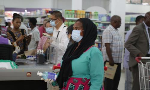 Shughuli za ununuzi kwenye duka jijini Dar es Salaam, Tanzania wakati huu ambapo kumeripotiwa kutangazwa kwa visa vya corona nchini humo.