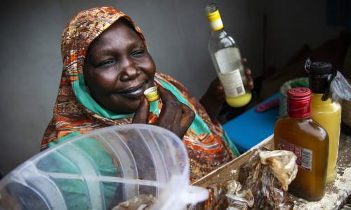 Ester Angello mwenye umri wa miaka 44 ni mjane mkazi wa Juba Sudan Kusini. Anajipatia kipato cha kulea wanae 8 kwa kuuza uturi huu anaotengeneza mwenyewe.
