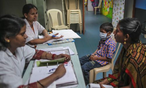 Washauri wakisaikolojia wanazungumza na mama wa mtoto wa miaka tisa katika Kituo cha Tiba ya Antiretroviral Therapy (ART) katika hospitali ya Mumbai, India.