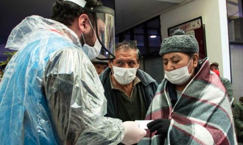 Wakati wa mlipuko wa COVID-19 shirika la mpango wa chakula duniani WFP linagawa msaada wa kadi za fedha kwa familia 1,500 huko El Alto na La Paz, Bolivia