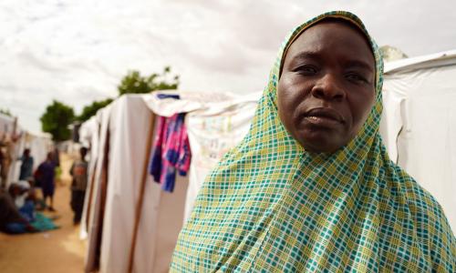 Mwanamke akiwa amesimama katika kambi ya wakimbizi wa ndani Maiduguri, jimbo la Borno, NIgeria.