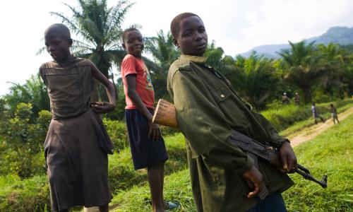 Askari watoto nchini DRC.Umoja wa Mataifa wataka mataifa yote kuafiki kutowatumia watoto katika migogoro ya kijeshi. Picha: UN Photo/Marie Frechon