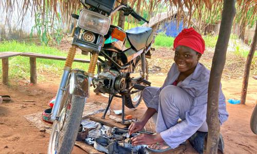 Dulce Santos, the first female mechanic in Angoche