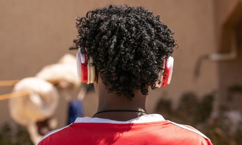 Mebratu almaarufu Tanki ni mvulana wa miaka 16 kutoka Eritrea. Muziki ni moja ya vitu anavyopenda, anapenda kusikiliza nyimbo za kitamaduni kupitia vipokea sauti vinavyobanwa kichwani. Picha: © UNICEF/UN0264259/Haro