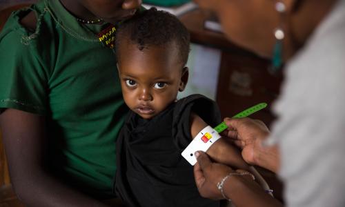 En Ethiopie, un agent de santé mesure le tour de bras de Nébila, 28 mois, qui a été diagnostiquée comme souffrant de malnutrition aiguë sévère. Photo : UNICEF / UN022074 / Ayene