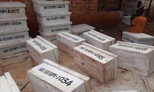 Mizinga ya nyuki ya kisasa, ijulikanayo kama Tanzania Top Bar Hives ikiwa imetengenezwa na mfugaji aliyepatiwa mafunzo na FAO kupitia KJP.ukua hatua na kutekeleza kwa vitendo.