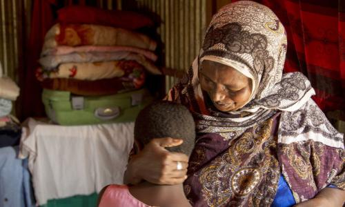 Ngariba na mjukuu wake wa miaka 10 ambaye alikuwa anatarajiwa kukeketwa lakini anaumwa kwa hiyo bibi yake anasubiri naye. Picha Kutoka: UNFPA/Georgina Goodwin