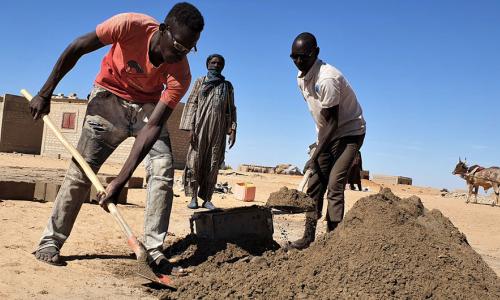 The UN refugee agency has launched cash-for-work programmes which employ youth from host communities in Awaradi, Niger, to make bricks.