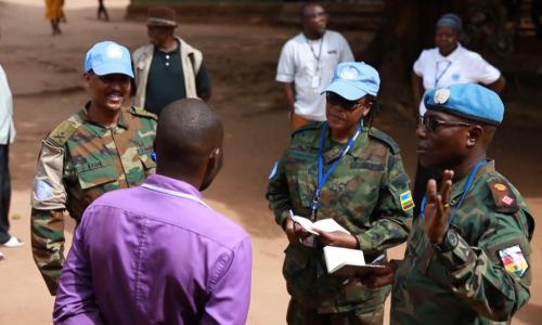 Maafisa wa UNMISS wakizungumza na wenyeji katika soko lililoko mpakani