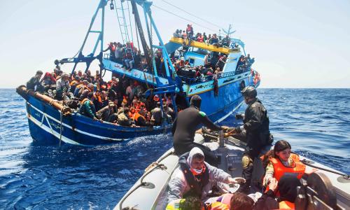 Picha ya maktaba inaonesha waokoaji wa kikosi cha wanamaji cha Italia wakiokoa wahamiaji kwenye bahari ya Mediterania
