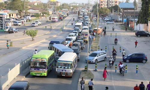Wananchi katika moja ya mitaa ya jiji la Dar es salaam, Tanzania. Picha ya MAKTABA