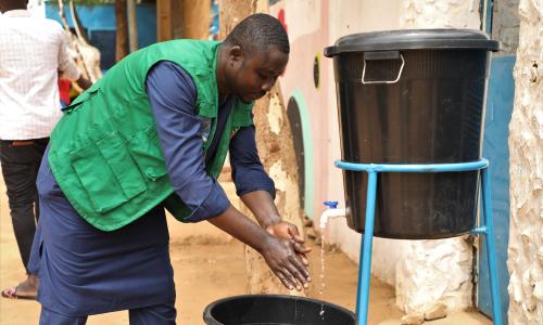 IOM and returnees demonstrate hygiene measures and handwashing to migrants in transit and displaced persons in Niger.