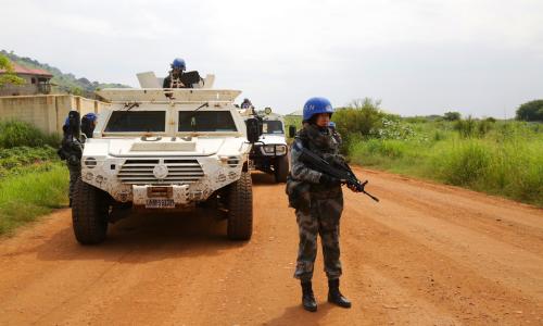 Mlinzi wa kikosi cha kulinda amani Sudan Kusini kutoka China akiwa anashika doria mjini Juba.Picha 