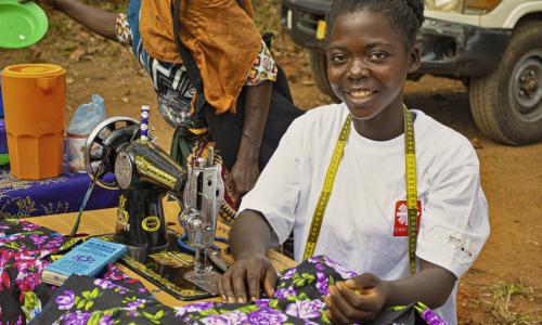 Jacqueline Nantawa travaille dans son entreprise de groupe de couture au Malawi.