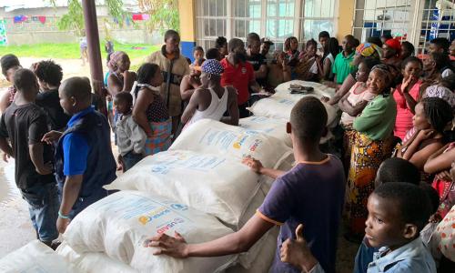 Usambazaji wa chakula mjini Beira, Msumbiji. Katika shule iliyogeuzwa kuwa makazi, familia 70 zikipokea chakula kutoka WFP. Familia nyingi zimeathirika kutokana na kimbunga.