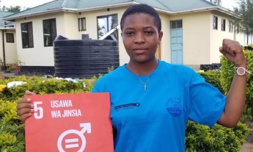Vijana wa kike na wa kiume wanashiriki kwenye programu za kuelimisha umma kuhusu madhara ya ukeketaji na wito unaotolewa juu ya utekelezaji wa lengo namba 5 la malengo ya maendeleo endelevu, SDGs linalotaka usawa wa kijinsia. Picha: Warren Bright/UNFPA TZ