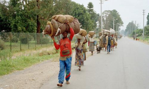 Wakimbizi wa Rwanda ambao waliikimbia nchi wakati wa mauaji ya kimbari, katika picha walipokuwa wakirejea nyumbani.