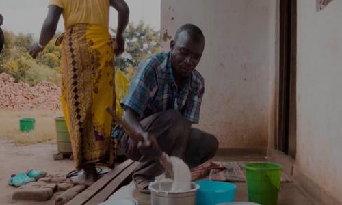 Shemison Banda, kutoka Lilongwe Malawi ni baba wa kipekee kwa familia yake kwa kuwa anasaidia mkewe kazi za nyumbani.