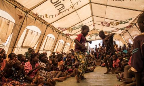 Hapa ni Kaya nchini Burkina Faso, watoto wakicheza ndani ya hema, ikiwa ni eneo rafiki la kucheza kwa watoto wakimbizi wa ndani waliofurushwa makwao kutokana na mzozo nchini humo.