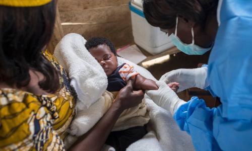 Muuguzi akiandaa chanjo ya kuchanja mtoto katika kliniki Kivu Kaskazini nchini Jamhuri ya Kidemokrasia ya Kongo.