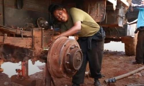Almaz Kabtimer Desta, Sajenti raia wa Ethiopia anayefanya kazi katika Mpango wa Umoja wa Mataifa nchini Sudan Kusini UNIMISS akihudumu kama fundi makenika