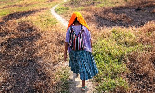 Baada ya kunusurika utmwa aliotekwa na wanajeshi Guatemala , Maria Ba Caal alipatiwa msaada na mfuko wa Umoja wa Mataifa wa hiyari wa msaada kwa waathirika wa utesaji 
