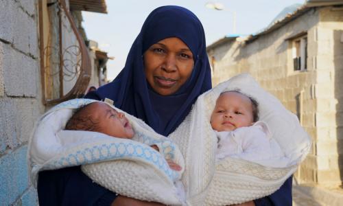 Heleema mwenye umri wa miaka 42 akiwa amewabeba mapacha wake wenye umri wa miezi miwili kambini walikokimbilia baada ya mji wao wa Tawergha kilomita 600 magharibi mwa Benghazi Libya kushambuliwa. Picha: UNOCHA/Giles Clarke