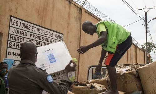 Gereza Kuu la Ngaragba nchini CAR limepokea vifaa vya kujikinga na COVID-19 kutoka MINUSCA na UNDP. 