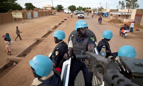 Des policiers sénégalais servant au sein de la MINUSMA au Mali patrouillent dans les rues de Gao. Photo ONU/Marco Dormino