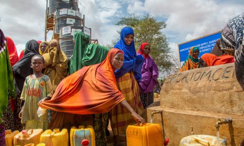 Wanawake wakiteka maji katika mradi wa maji uliofadhiliwa na shirika la uhamiaji la Umoja wa Mataifa, IOM katika kambi ya wakimbizi wa ndani ya Dolow nchini Somalia. IOM, WFP na mashirika mengine waliweze kusaidia mahitaij ya wakimbizi hao kutokana na mfu