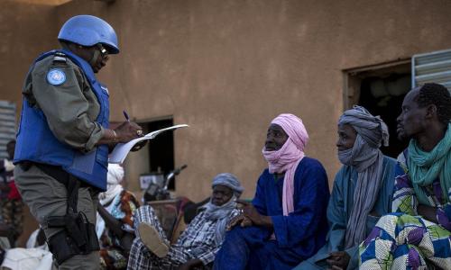Kundi la maafisa polisi wa UN waliopo ujumbe wa UN wa kuweka utulivu nchini Mali, MINUSMA, wakizungumza na raia wakati wa doria mjini Menaka, kaskazini mwa Mali. Picha: UN /Marco Dormino