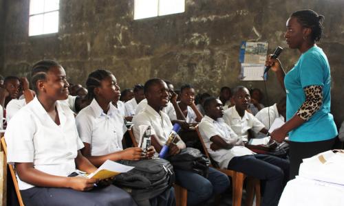 Balozi wa amani akizungumza na wanafunzi katika shule mjini Kinshasa Jamhuri ya Kidemokrasia ya Congo DRC , kuhusu kuchagiza amani na usawa wa kijinsia