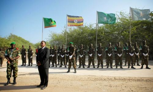 Augustine Mahiga, (katikati) Mwakilishi Maalum wa Katibu Mkuu wa UN nchini Somalia akizungumza na wanajeshi kutoka ujumbe wa Muungano wa Afrika Somalia, AMISOM, kwenye makao makuu Mogadishu, 24 Januari 2012.