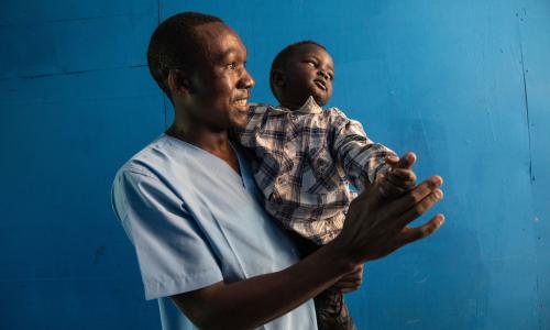 Manusura wa Ebola akifanya kazi katika kituo cha kulea watoto katika eneo la Butembo mashariki mwa DRC (Agosti 2019)