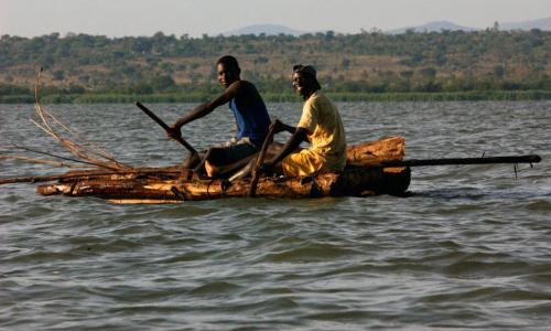 Wavuvi kutoka Kenya wakiwa katika harakati za uvuvi kwenye ziwa Victoria ambako Sangara ndiko makazi yake zaidi