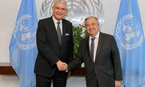 Rais mteule wa mkutano wa 75 wa Baraza Kuu la UN, Volkan Bozkir (kushoto) katika picha ya pamoja na Katibu Mkuu wa UN António Guterres katika picha hii ya pamoja ya Januari 2020.