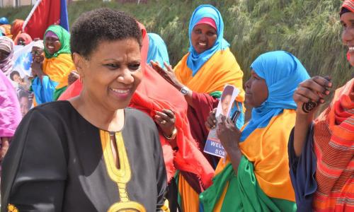 Mkurugenzi Mtendaji wa shirika la Umoja wa amataifa la wanawake-UN-Women,Phumzile Mlambo-Ngcuka,(kushoto) akiwa na wanawake wmjini Baidoa Somalia. Picha: Patterson Siema.