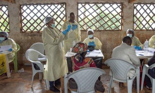 Maafisa wa WHO wakiandaa chanjo ya Ebola huko Butembo DRC.