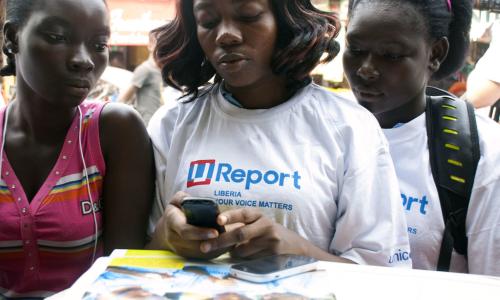 Wasichana nchini Liberia wakifuatilia taarifa katika simu ya mkononi