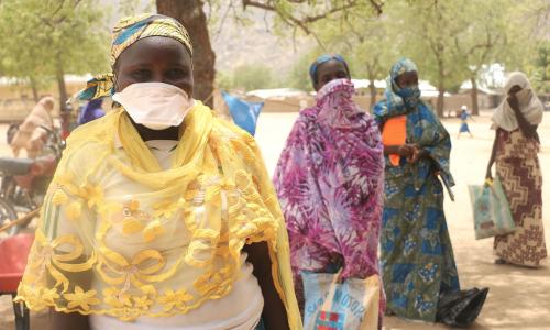 Wanawake nchini Cameroon wakiwa kwenye foleni ya kupokea chakula huku wakizingatia kanunu za kutokaribiana ilikuzuia maambukizi ya COVID-19