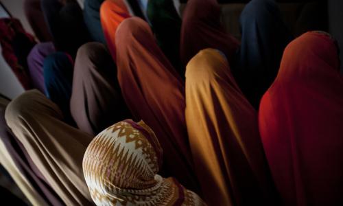 Wasichana wakiwa katika kibanda cha walionyanyasiwa kijinsia Mogadishu. Baaadhi wanaweza kupata ajira katika duka mama mmoja mjini humo la vitambaa.