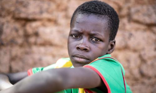 Mvulana mchanga ambaye alilazimika kukimbia nyumbani kwao kutokana na vurugu huko Kaya, Burkina Faso.