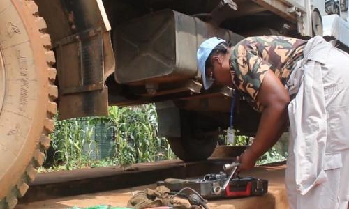 Sajini Bari Mwita, mwanamke pekee dereva na fundi makenika katika kikosi cha 7 cha Tanzania, TANZBATT 7, huko Beni, DRC akijiandaa kurekebisha gari lililoharibika.
