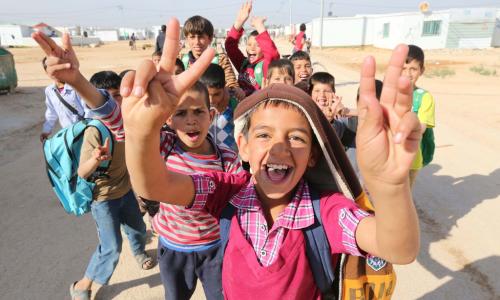 Watoto wakimbizi katika kambi za Zaatari nchini Jordan wakionyesha ishara ya amani