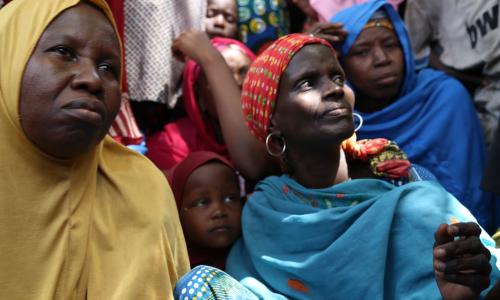 Des femmes déplacées ont été secourus par l’armée à Maiduguri (en Mars 2015). Photo : OCHA / Jaspreet Kindra